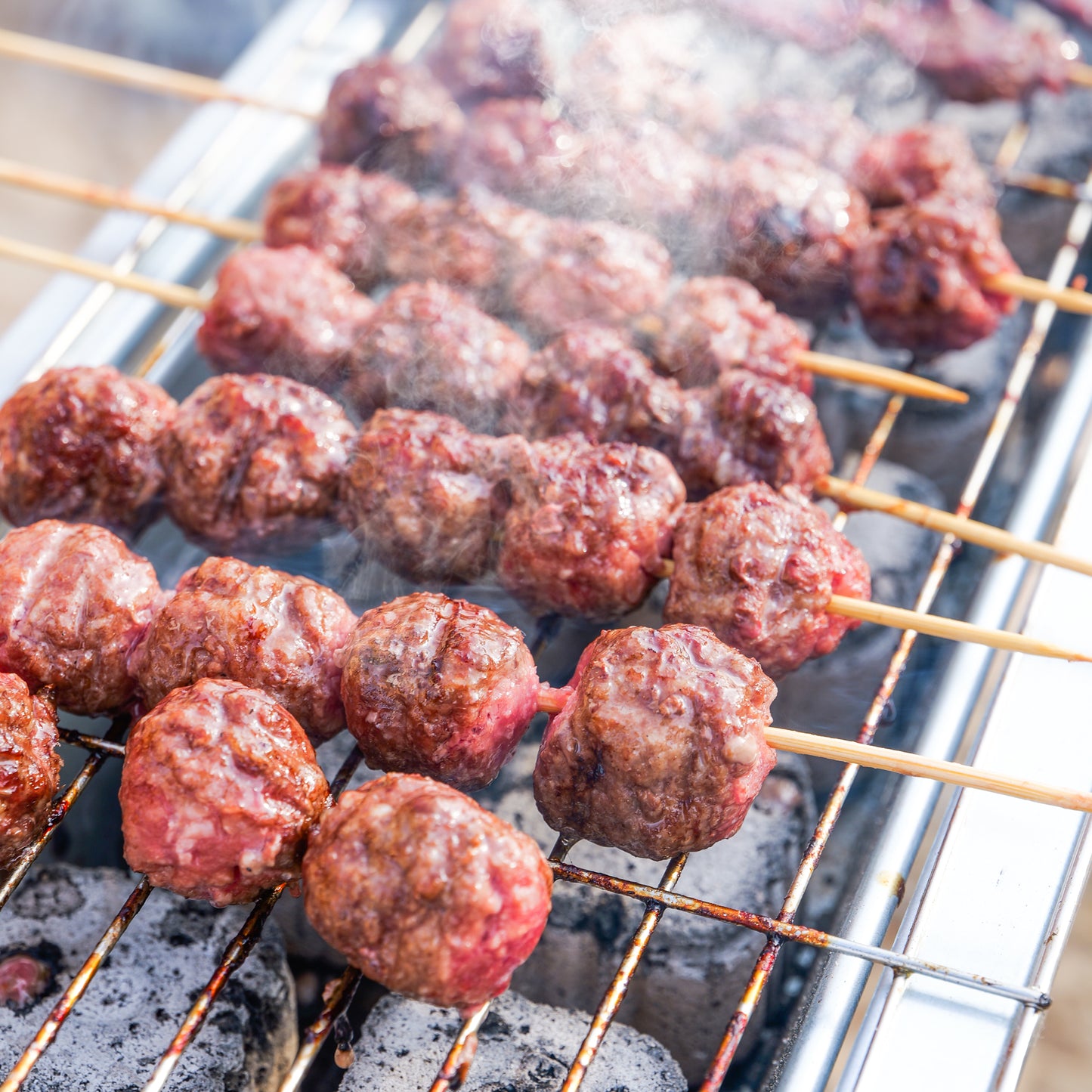 فحم 50 × 50 مم من خشب الفاكهة الطبيعي سريع الإضاءة بدون دخان وصديق للبيئة واحتراق يدوم طويلاً (180 دقيقة فأكثر) 12 قطعة/صندوق للتخييم في الهواء الطلق للعائلة (عبوة من 6 قطع + شواية فضية مجانية 50 سم)