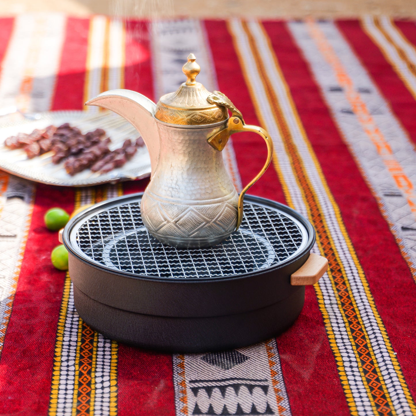 شواية خارجية متعددة الوظائف محمولة، قطعة واحدة من شواية الفحم الخالية من الدخان مع شبكة للشواء في الأماكن المغلقة والمفتوحة للحوم والخضروات مناسبة للتخييم والنزهات والمشي لمسافات طويلة والطهي في الهواء الطلق (أسود)