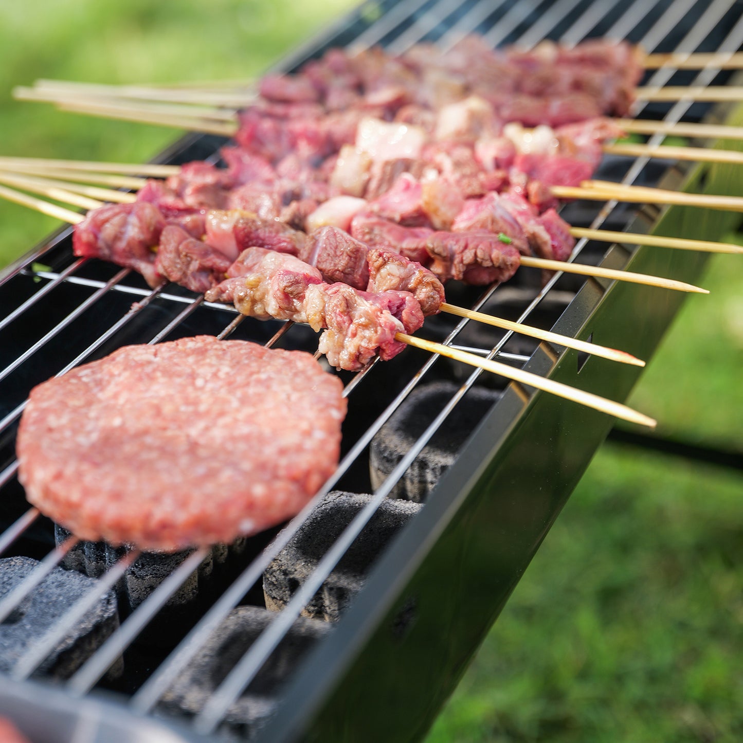 Portable Folding Tin Barbecue Grill for 6-8 People Outdoor Camping Patio Barbecue Family Gathering Picnic